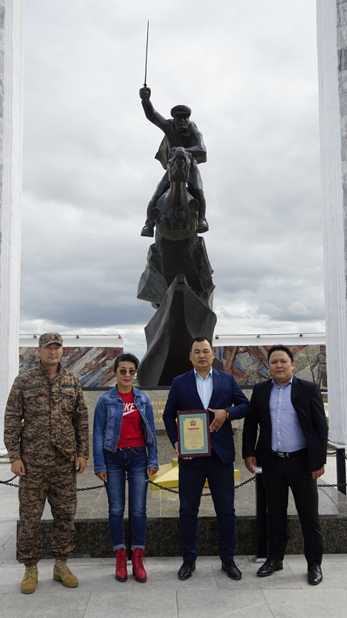 Монгол дайчдын хөшөөг өөрийн хөрөнгөөр сэргээн засварлаж хүлээлгэн өглөө