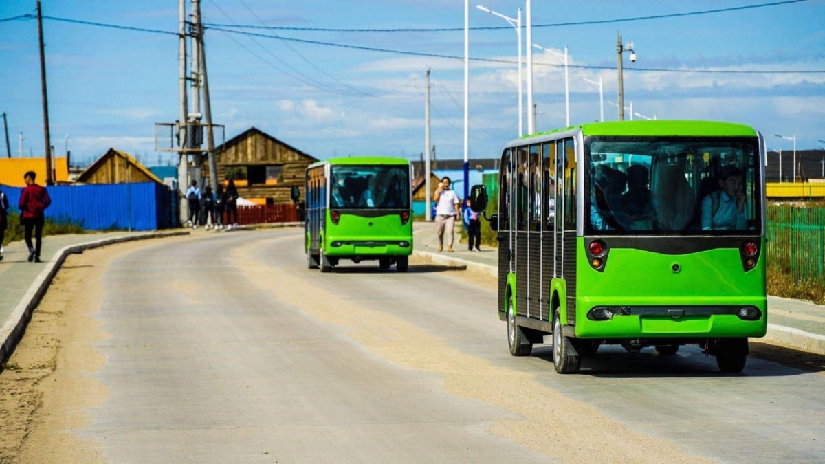 Ерөнхий боловсролын гурван сургуульд сурагчийн эко автобусыг хүлээлгэн өглөө