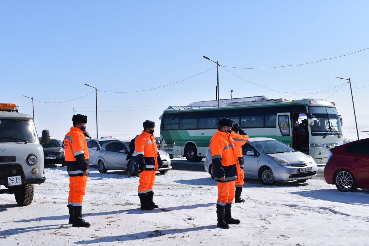 Улаанбаатар хот болон орон нутагруу 14 цагийн байдлаар 450 автомашин 2347 орчим зорчигч хяналтын цэг дамжин өнгөрөөд байна