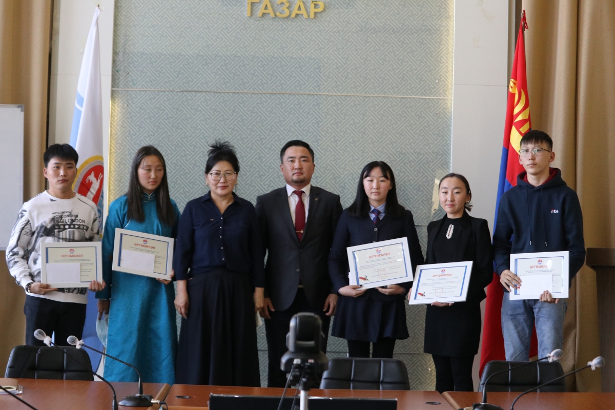 Шүлгийн уралдаанд тэргүүлсэн сурагчдад шагналыг нь гардууллаа