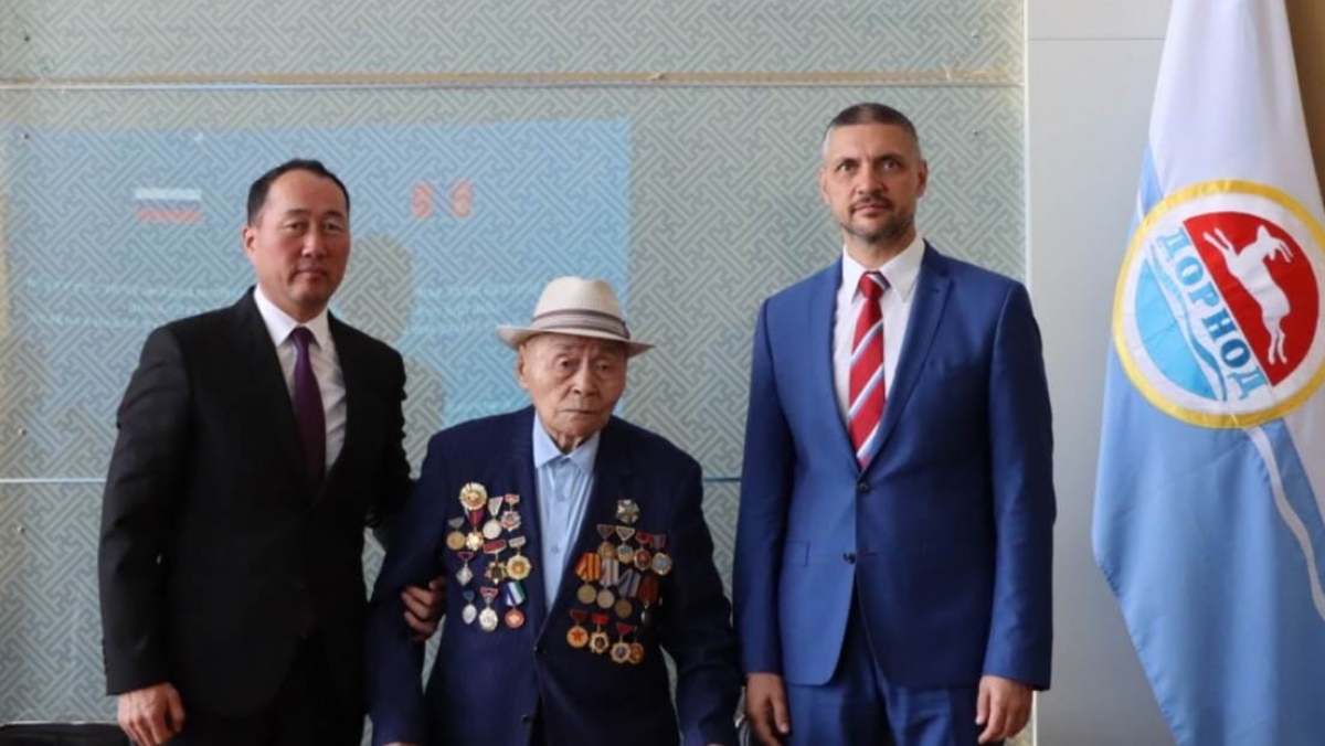 ОХУ-ын Өвөрбайгалийн хязгаарын амбан захирагч Осипов Александр Михайлович ахмад дайчин Яринпилийн Өсөхөд хүндэтгэл үзүүлэв